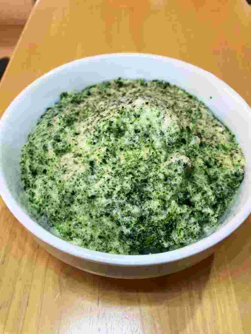 余った卵白を使ったほうれん草とメレンゲのスープ