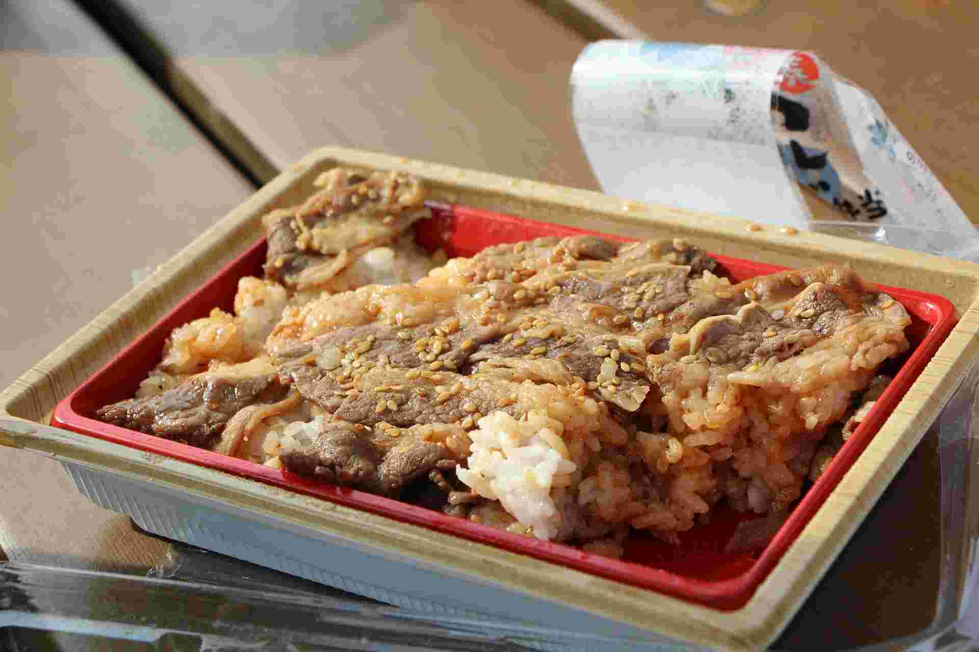 コンビニ商品の焼肉弁当