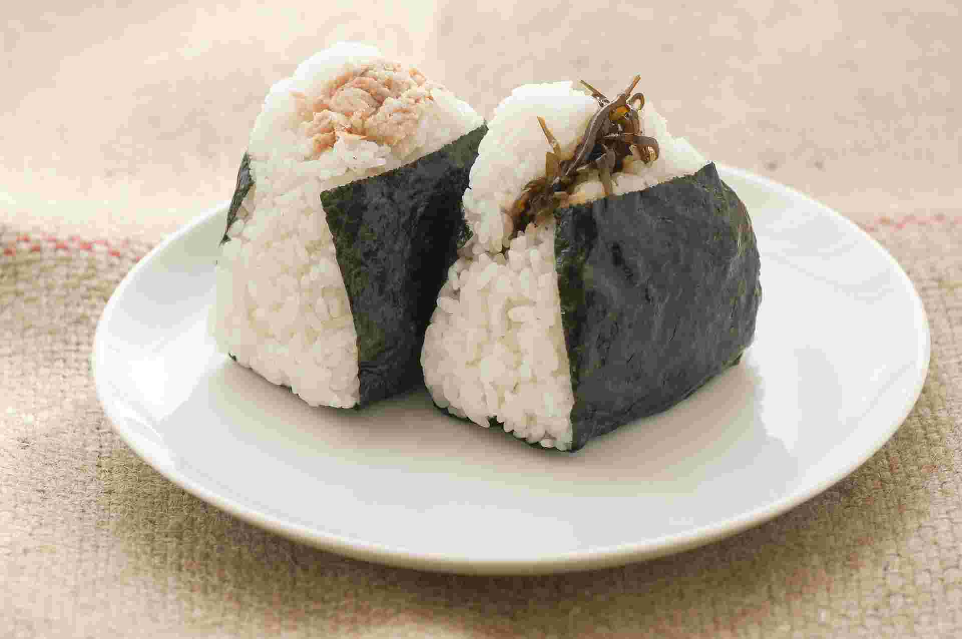 コンビニで購入できるツナと昆布のおにぎり