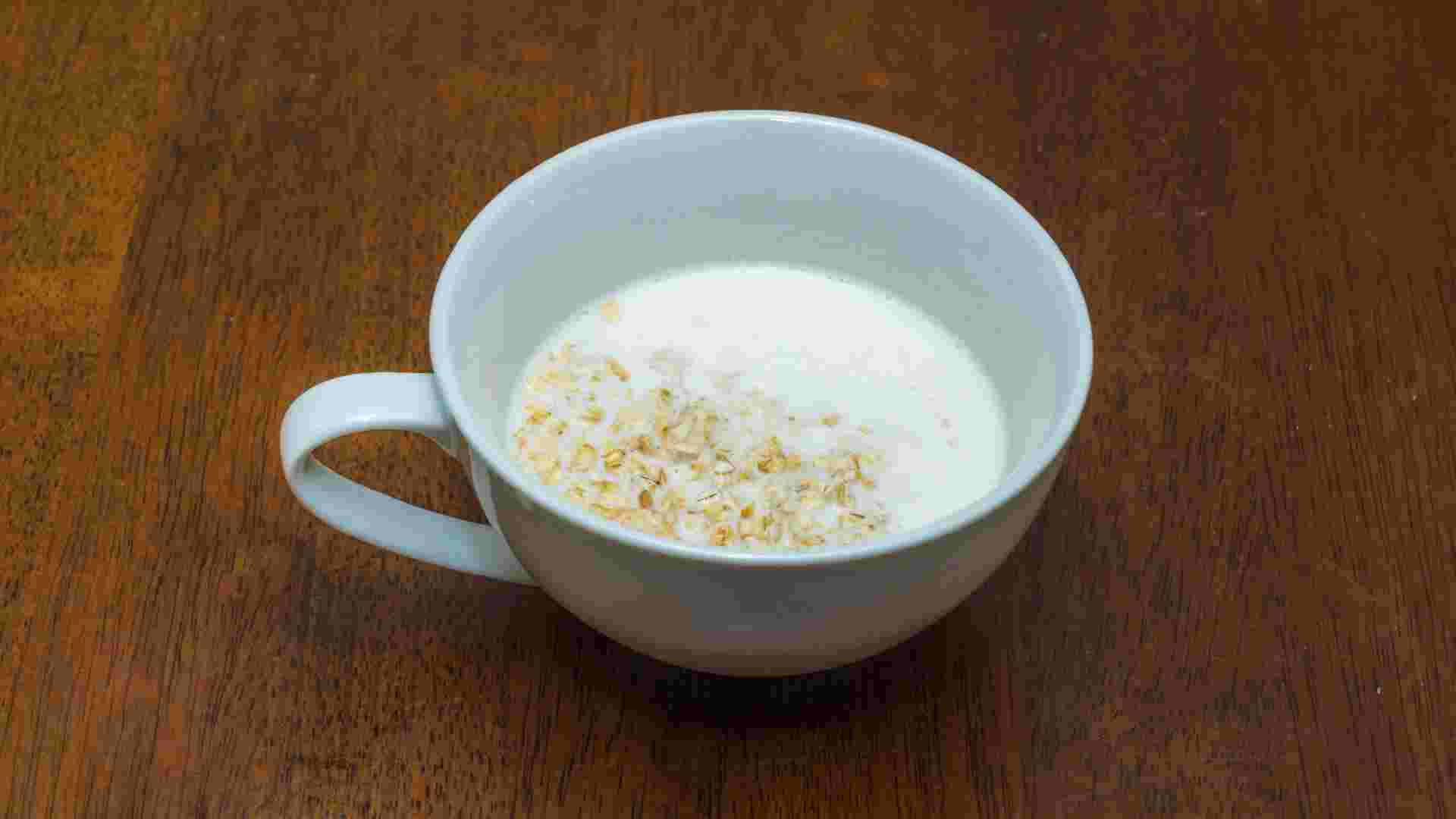 カップに入れ牛乳と混ぜたオートミール