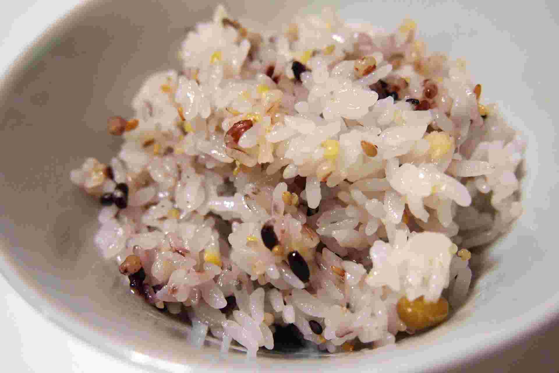 茶碗によそった雑穀米