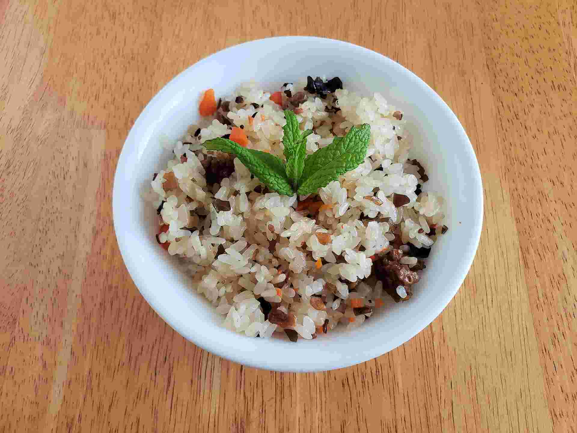 白い茶碗によそった雑穀米
