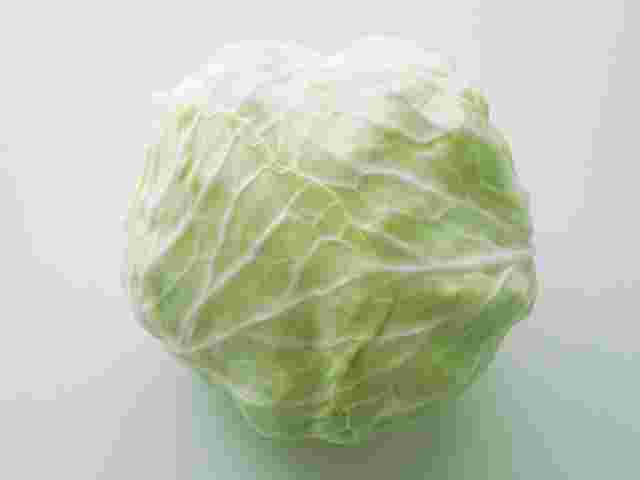 黒い点のないきれいな丸ごとのキャベツ