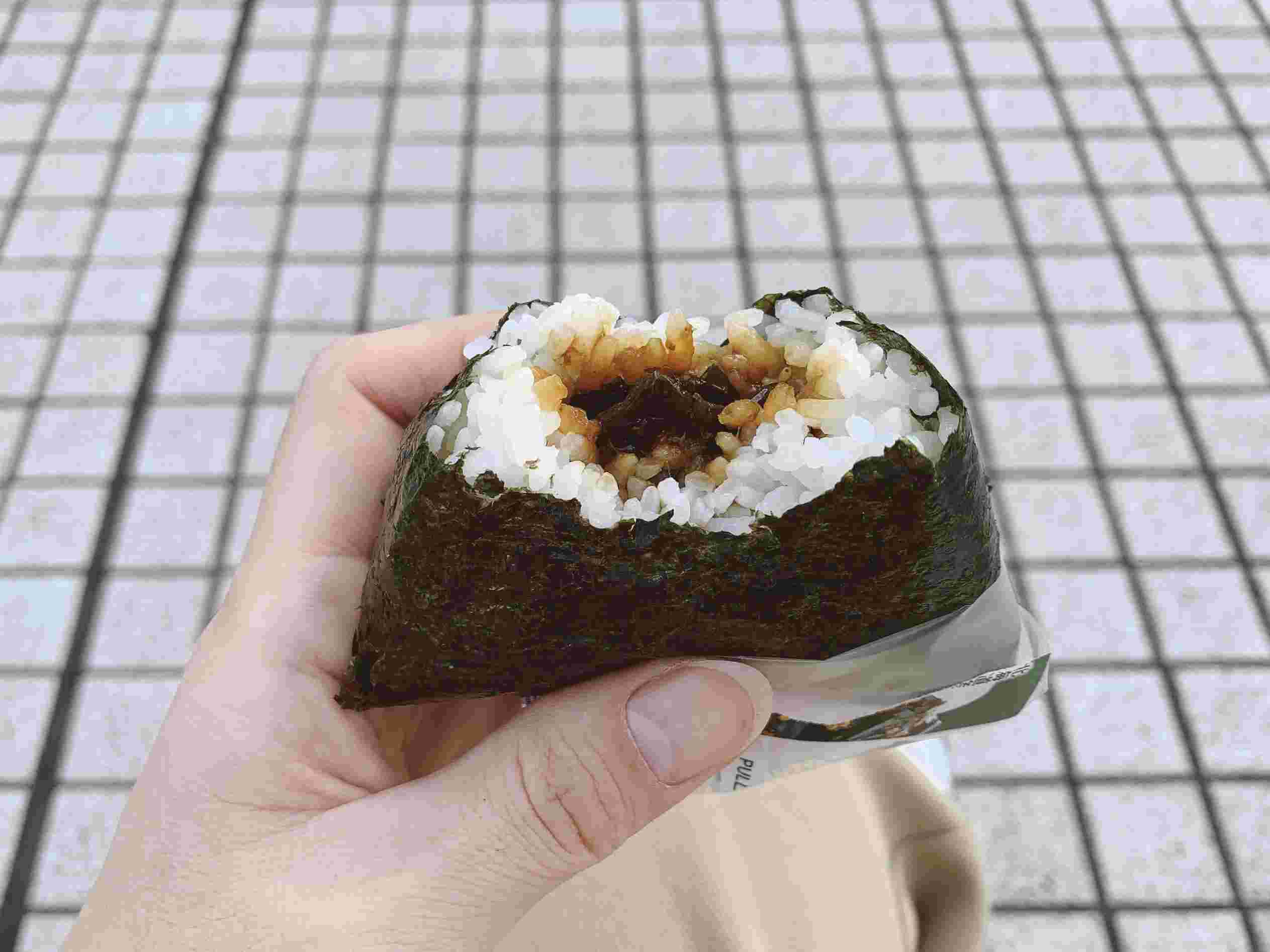 食べかけのコンビニおにぎり