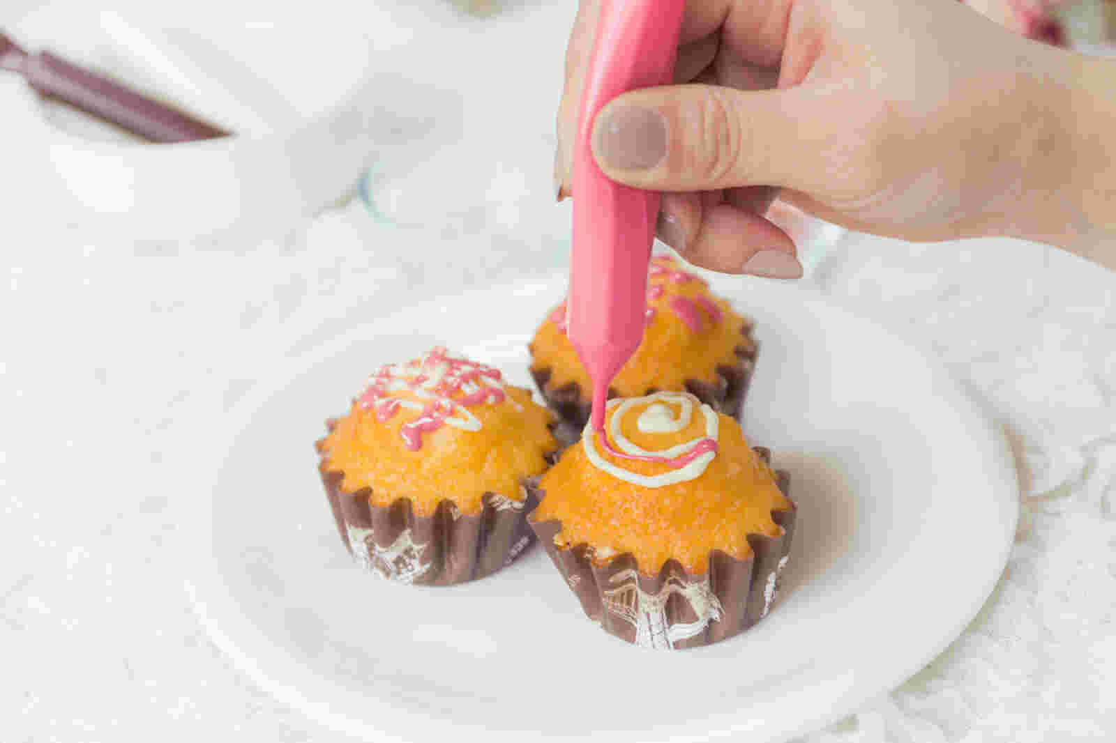 食紅を使ったカップケーキ