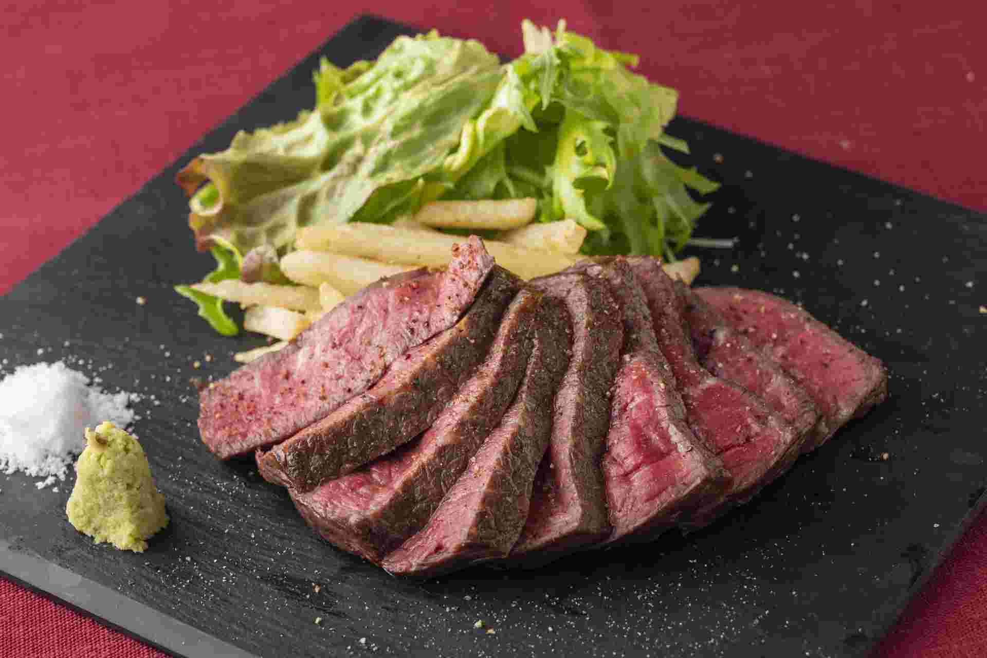 わさびと塩を添えた和風ローストビーフ
