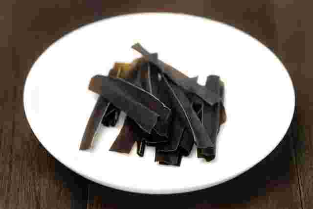 皿の上のおしゃぶり昆布