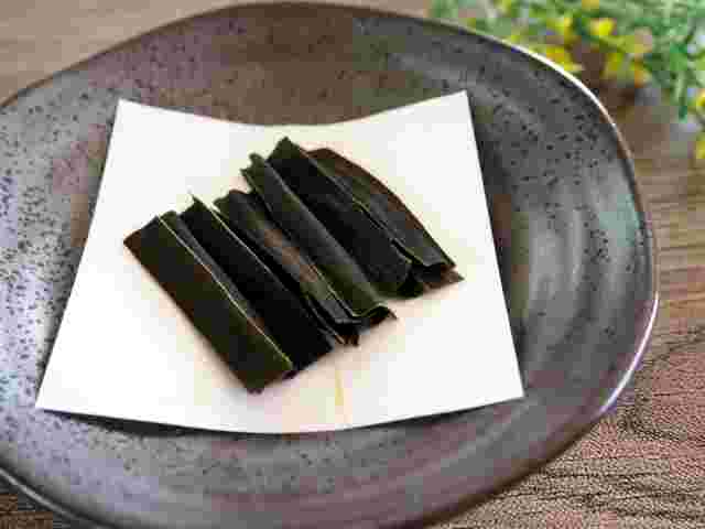 皿のおしゃぶり昆布