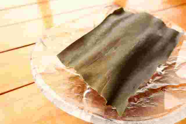 器に乗っているおしゃぶり昆布