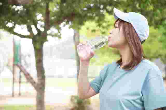 オートファジーダイエット中におすすめの水を飲む人