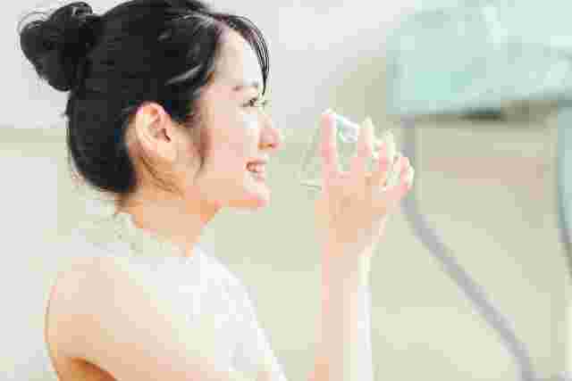 水を飲む