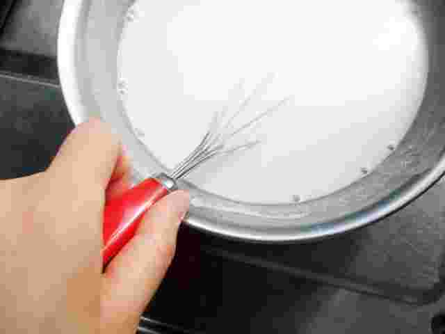 生クリームを泡立て器で混ぜる手