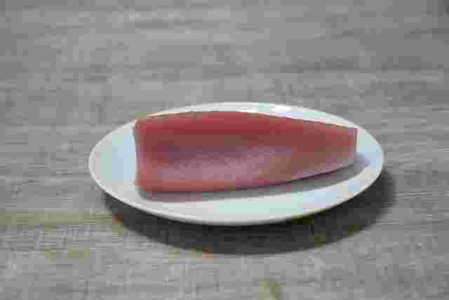 皿に乗ったマグロの刺し身の冊