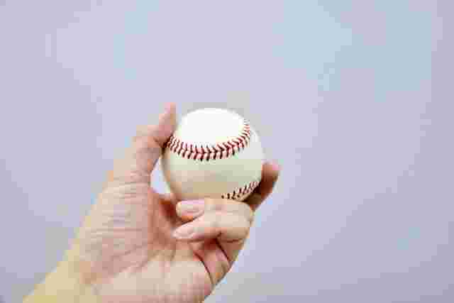 握力を鍛えて野球ボールを握る人