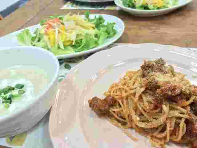 ミートソースパスタとスープとサラダ