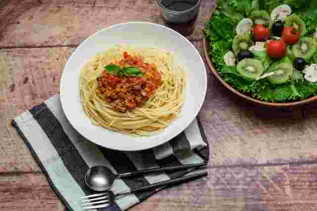ミートソースパスタとフルーツサラダ