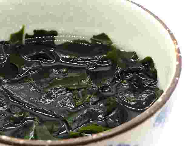 水で戻し中の乾燥わかめ