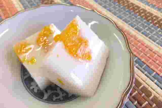 皿に乗った牛乳とみかんの寒天ゼリー