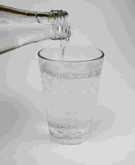 コップに注いでいる途中の炭酸水