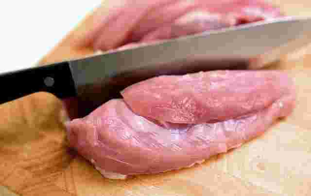 鶏肉を切っている包丁