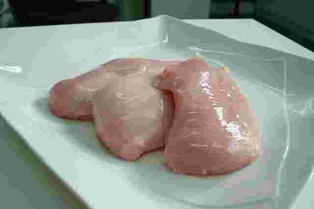 皿に乗っている生の鶏肉