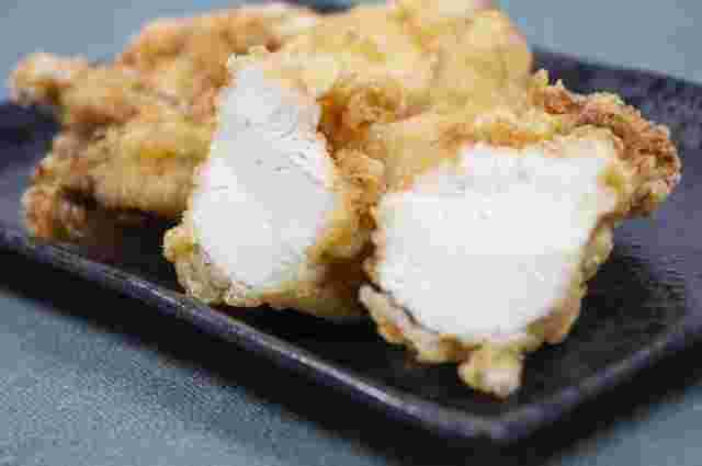 皿に盛りつけられた鶏肉の唐揚げ