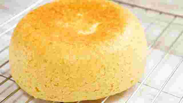 ケーキクーラーの上に乗っている炊飯器ケーキ