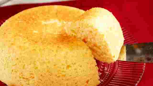 炊飯器ケーキを切り分けるケーキサーバー