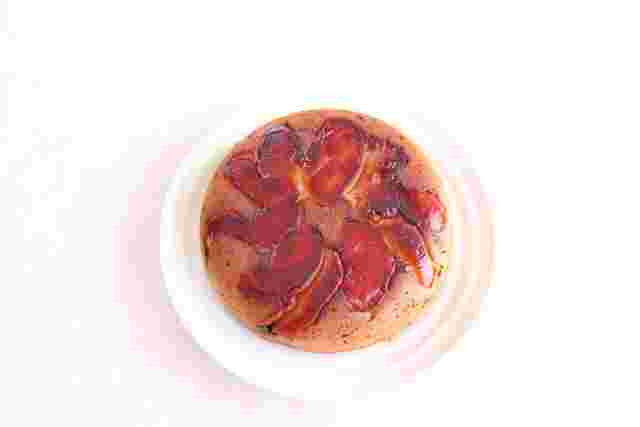 皿に乗ったりんご炊飯器ケーキ