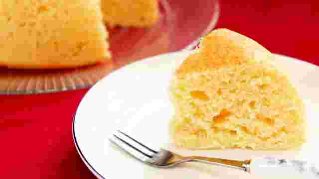 カットされた炊飯器ケーキとフォーク