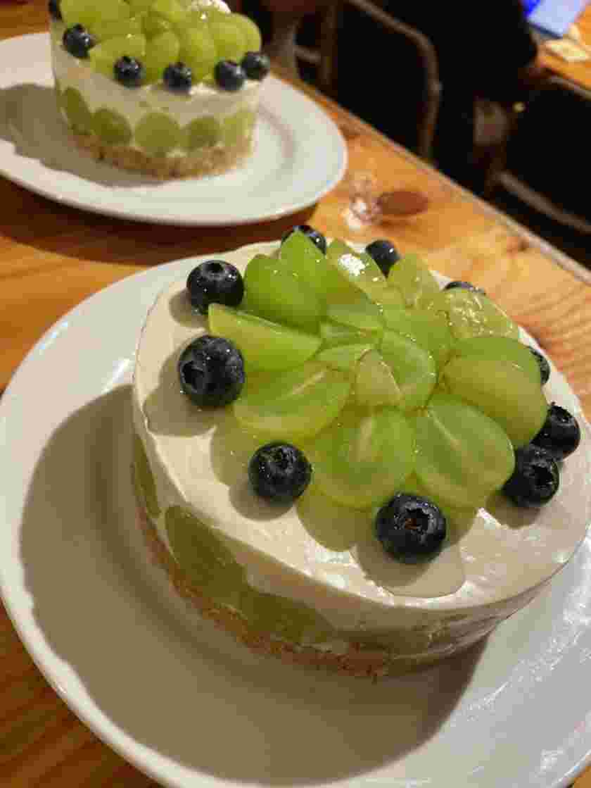 チーズケーキにシャインマスカットをトッピング