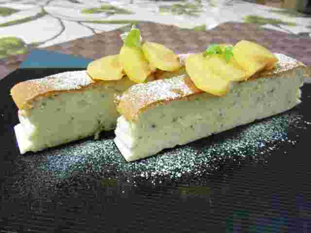 スフレチーズケーキによもぎをトッピング