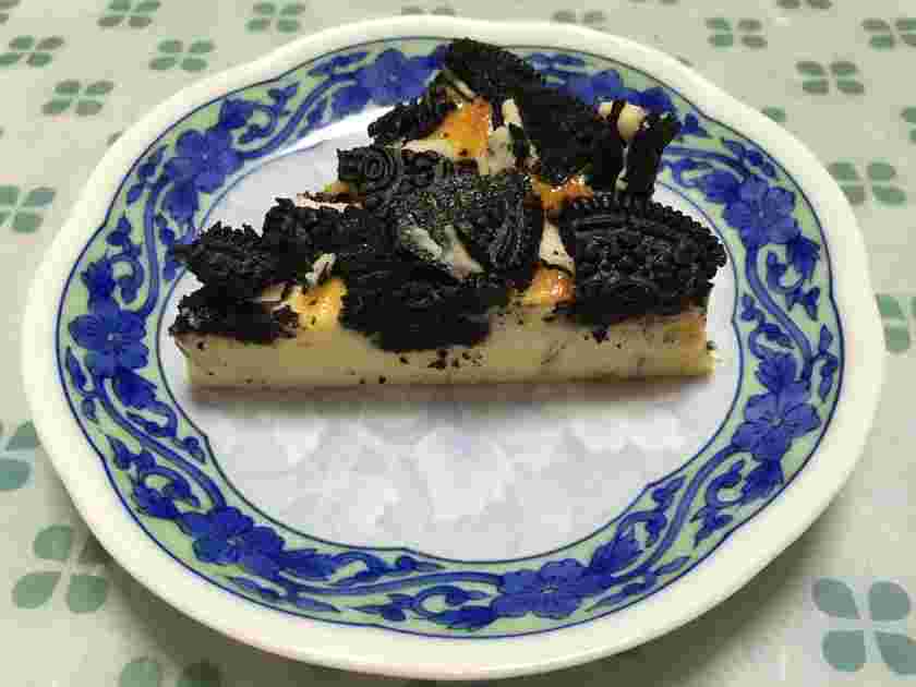 オレオをトッピングしたベイクドチーズケーキ