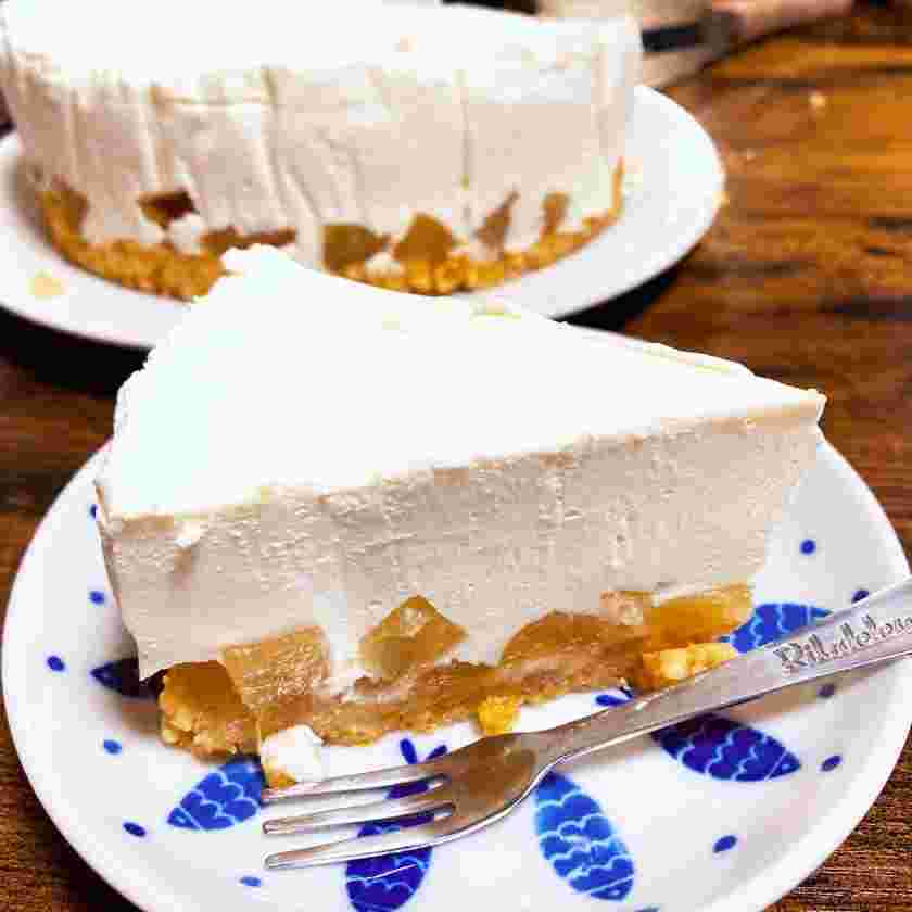 ジャムをトッピングしたレアチーズケーキ