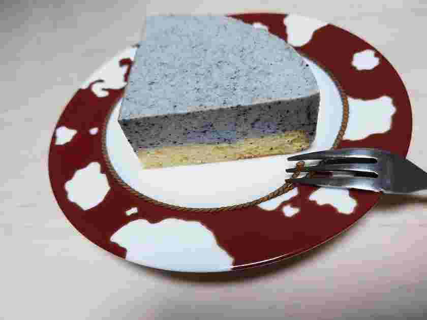 黒ゴマトッピングのチーズケーキ