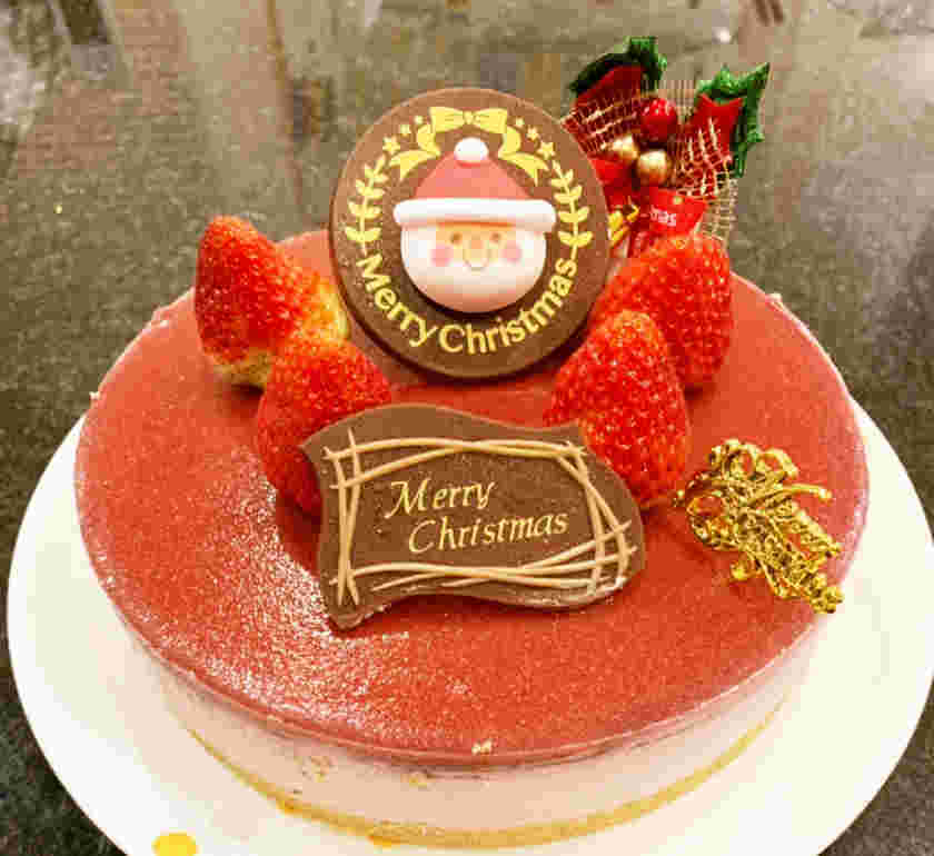 イチゴをトッピングしたチーズケーキ