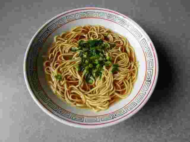 刻みネギが乗った醤油ラーメン