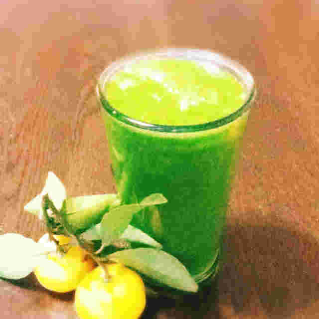 皮ごと食べられる小松菜と柿とみかんのグリーンスムージー