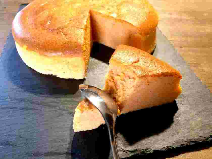 トマトをトッピングに使用したチーズケーキ