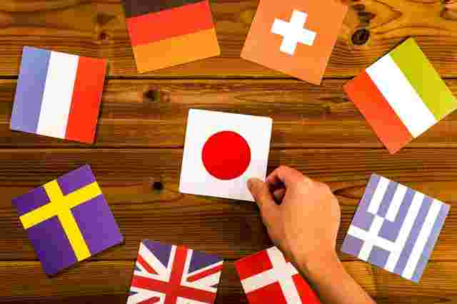 テーブルの上に並んだ国旗のカード