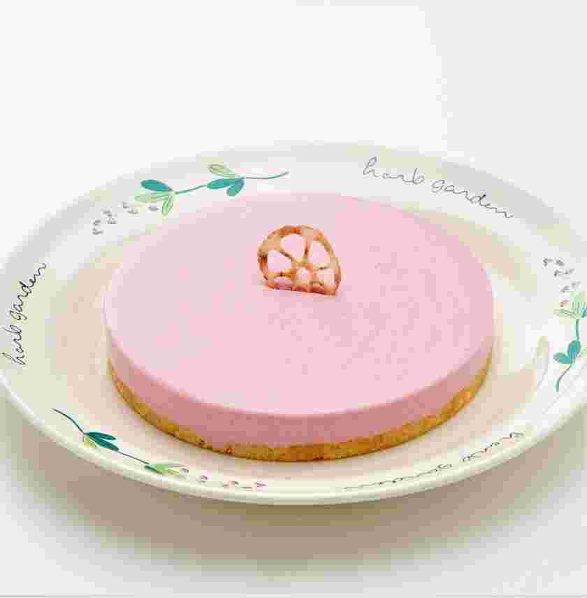 レンコンと紫いもをトッピングに使用したチーズケーキ