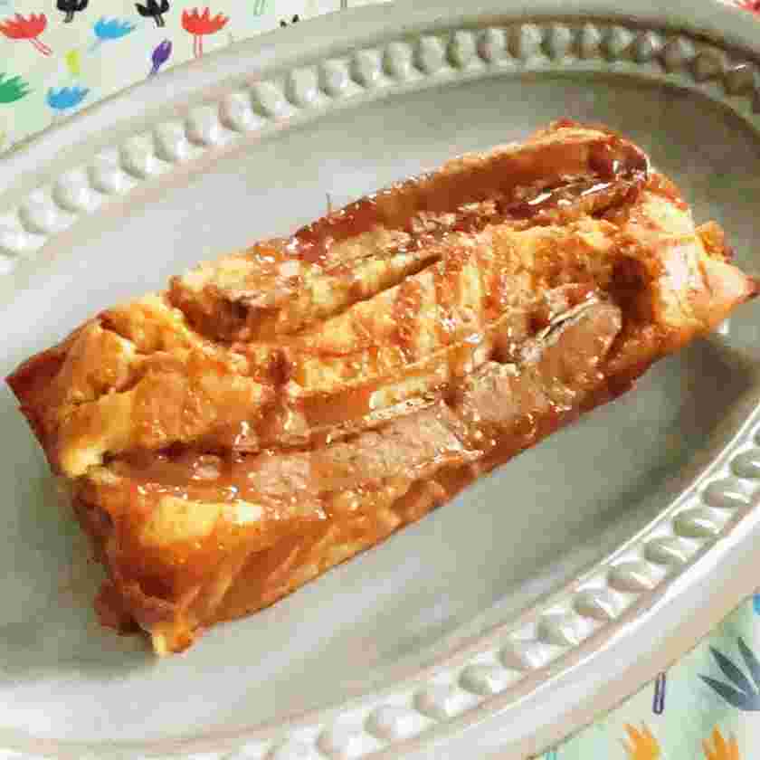 バナナとキャラメルソースをトッピングしたチーズケーキ