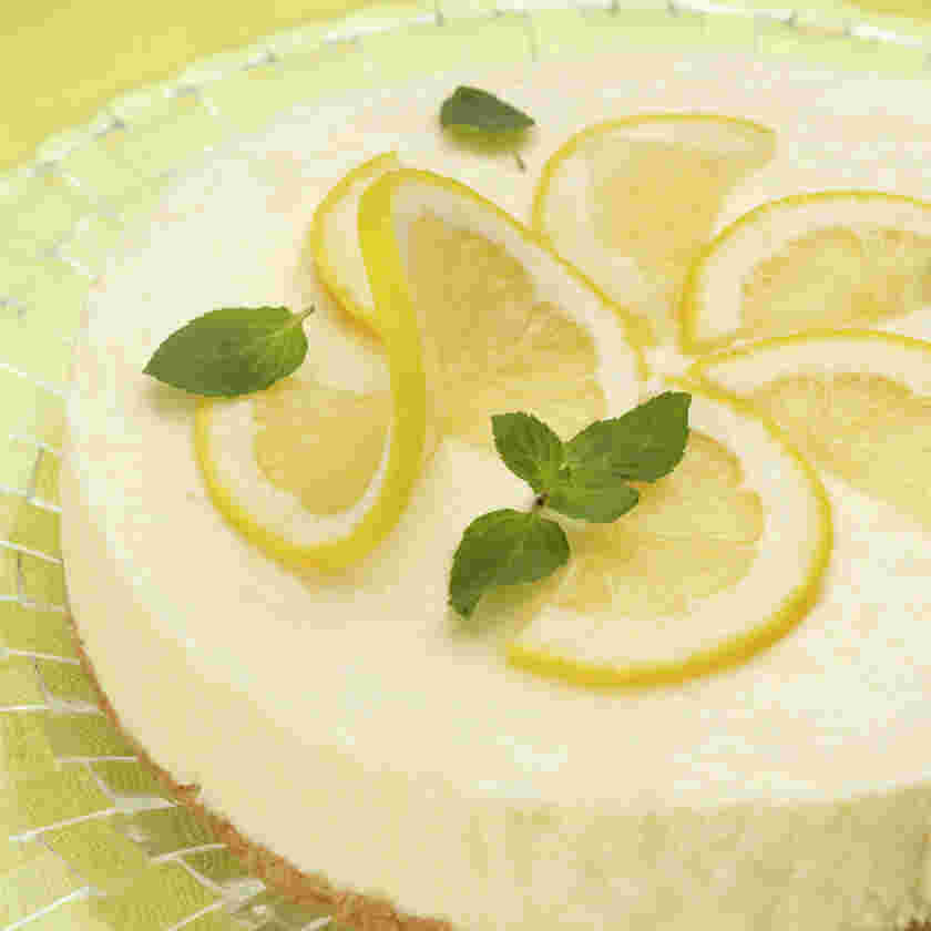 はちみつとレモンをトッピングしたチーズケーキ