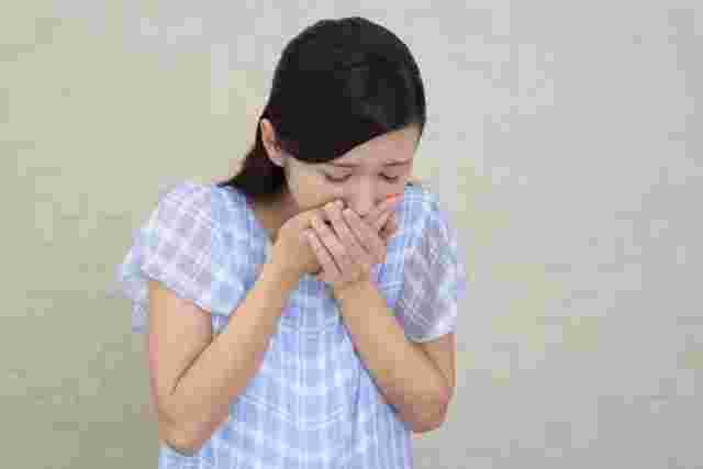 吐き気を催している女性