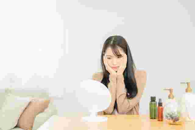 肌荒れに悩む女性