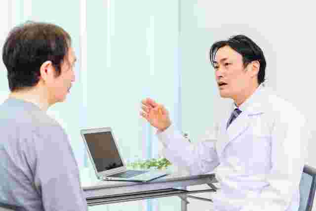 病院で診察を受ける男性