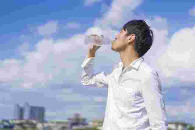 水を飲む男性