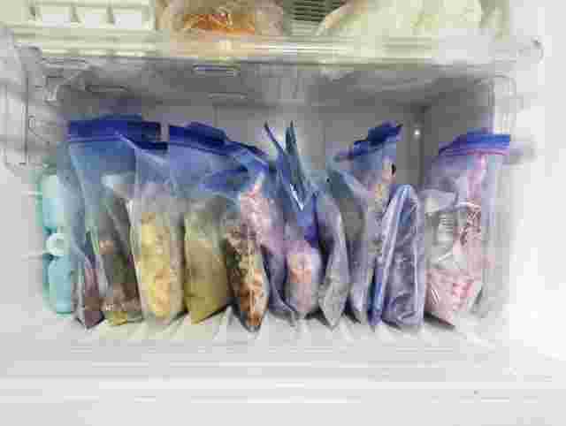 食材の入ったフリーザーパックが詰まった冷凍庫