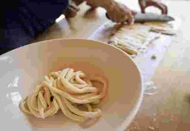 茹でる前のうどん一人前