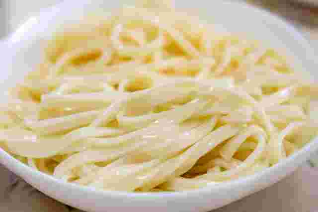 茹でた後のうどん一人前